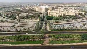 منظر من جوي لجامعة القصيم، حيث تتوزع البيج بشكل أساسي بين الشوارع المصطفة بأشجار النخيل والمساحات الخضراء الرحبة إضافة إلى مواقف السيارات الواسعة التي تخدم أسرة الجامعة وروادها وتحيط بالجامعة طبيعة صحراوية جميلة تعكس هوية المنطقة وتعزز أجواء الحرم الجامعي المتميزة.