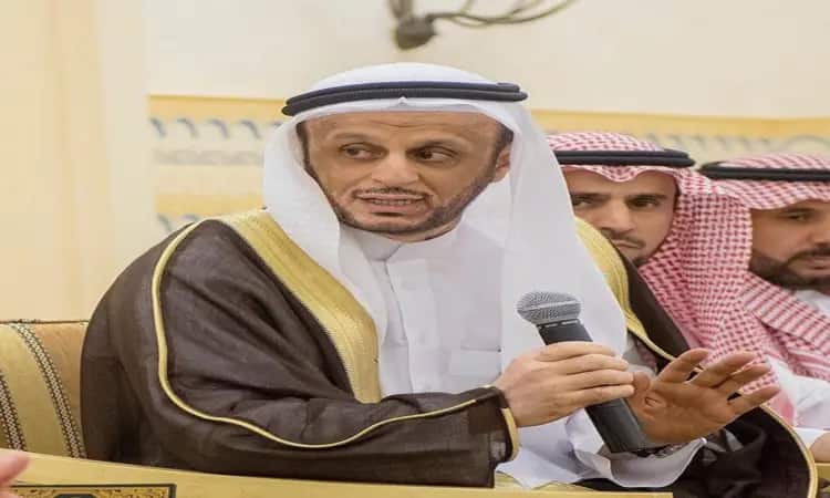 During an official conference at Qassim University, a man dressed in Saudi Arabia and a Saudi bisht is seen speaking into the microphone while seated. Sitting next to one of them are a couple of attendees, the Ghutra, Shamwag and Eqbal, including the director of Qassim Water, who are listening intently to the discussion. The formal character of the place reflects that the conversation is about the quality of the network.