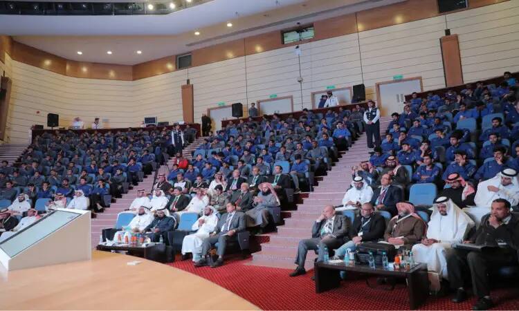 A large crowd gathered at the Laboratory Hall in Qassim, with many attendees dressed in blue uniforms, along with others in the Saudi Ghutra or Shemagh, Egal, and Bisht, as well as a group in suits. Each session was conducted with discipline and attention, with their eyes on the building, to actively participate in the topic of "Sports in the Kingdom and International Competition."