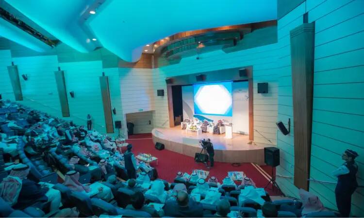 They attended the conference hall in the International Conference Hall for conferences, where the men came in their distinctive dress, wearing the Saudi Ghutra or Shemagh with essays and the Saudi Bisht, in front of the introductory podium. Its modern elements and lighting were rejected, and a new topic, "Evaluating the Performance of the Academic Staff Member," was displayed on the screen.