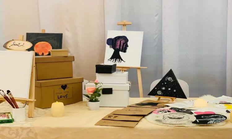 أحدها أنيق بما في ذلك الجداول التي تبدأ في معرض بصمات الأصابع المبدع بكلية الشريعة، جامعة القصيم في مدينة سيتي بريدة، مجموعة مميزة من البنية التحتية والبيضاء، وأظرف، أدوات متنوعة. كما يبرز على طاولة العمل الفنية لصورة بورتريه تقنية السيلويت معروضات على حامل الرسم، قطعة فنية ثلاثية الأبعاد تحمل فكرة فنية من الفضاء. ولم تغب لمسات جمالية عن العرض حيث أضافت بعض النباتات الطبيعية والشمعات، إلى جانب إبراز هوية التراث السعودي عبر عرض شماغ سعودي وغترة نقية وقال أصيل وبشت فاخر كجزء من الديكور المعبر عن الاعتزاز بالموروث الوطني.