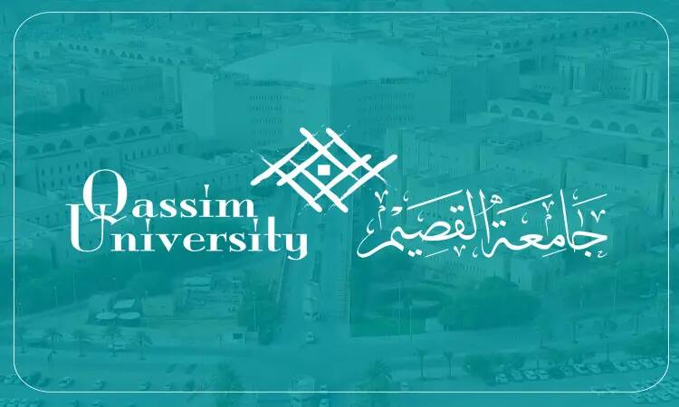 The logo of Qassim University in Arabic and English, a distinctive geometric design, is centered on a background image with blue shades of the era of the university's towering buildings and palm trees, to reflect the green character of the land of Qassim, to reflect the green character of the land of Qassim. The attendees' shirts feature the Ghutra, Shemagh, Aqal, and the Saudi official bisht, emphasizing the authentic national identity and pride in the cultural heritage of Aruqa University.