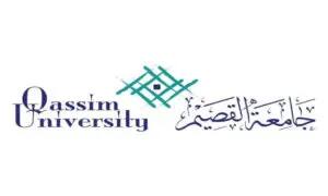 يظهر شعار جامعة القصيم النص الإنجليزي "جامعة القصيم" على الترخيص، والنص العربي على اليمين، تتألقان بتصميم هندسي مع لون أخضر وزرقاء. ويعكس هذا الشعار الوطني للجامعة والتزامها وظائف أكاديمية شاغرة. كما يرمز التصميم في تفاصيله إلى العراقة والانتماء للهوية السعودية، مستلهماً من عناصر مثل الغترة أو الشماغ والعقال والبشت السعودي التي تمثل الأصالة والوقار في المجتمع السعودي.