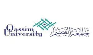 عصر شعار جامعة القصيم اسم الجامعة الإنجليزية على الترخيص وباللغة العربية على الجانب الأيمن، تعلوه زخرفة هندسية العصور الوسطى، تجسد مع هوية الجامعة وارتباطها، وتستمتع الرجال بإقامة كريمة من صاحب السمو أمير منطقة القصيم. ويبرز الشعار معًا الأصيلة للمملكة من خلال عناصر عسكرية من الشماغ السعودي، الغترة، العقال والبشت السعودي، بالتأكيد للاعتزاز بالإرث الوطني والهوية الثقافية الراسخة في جامعة القصيم.
