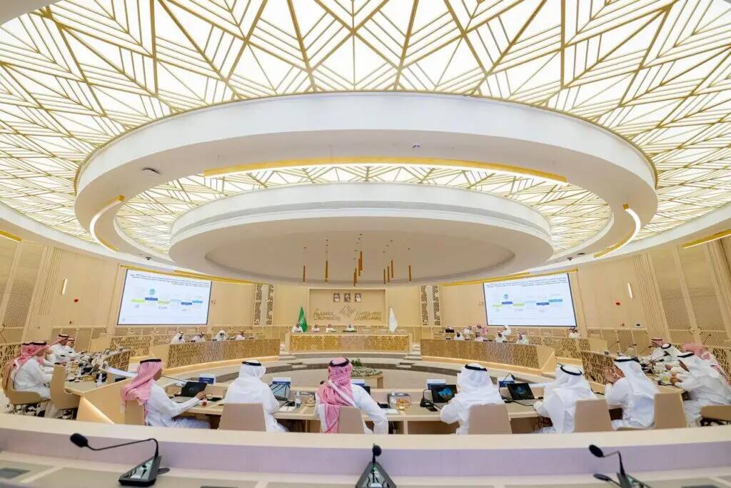 Especially for lovers of the trendy and spacious, innovative coat, the meeting is for Saudi travel agents. They showed up in their national uniforms of a Saudi Ghutrah or Shemagh with the Saudi Aqal and Bisht around the primary, heading to the large, central stage with Saudi Arabian flags in the center.