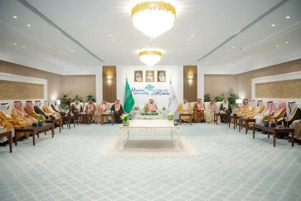 An official meeting was held in the large ballroom in Qassim, where many men gathered wearing the Saudi ghutra or shemagh with an aqal, and the Saudi bisht added a touch of dignity and formality to the proceedings. A prominent chandelier hangs in the cultural centers of the ballroom, adorning the place of accreditation of Saudi institutions, personalities, and famous decorations, which are attended by Saudi agents, Saudi agents in Iraq, and officials at the event.