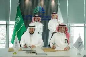 الرجال تولى اللباس السعودي الأصلي الأصلي في بشت سعودي، وغترة أو شماغ، أربعة وقال، يظهرون في المكتب الرسمي. اثنان منهم يتحدثون ويوقعتان وثيقة الصلة باعتماد البرامج الأكاديمية، بينما يتواصلون معهم خلفهم. تجسيد يمين الصورة أعلام المملكة العربية السعودية وهيئة التأهيل الأكاديمي المتميز، بالإضافة إلى شعار الجامعة ونص عربي على صورة الهوية الرقمية للطابعة الرسمية للمكان.