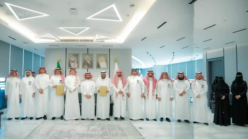 أتات مجموعة من الرجال مرتدين الغترة أو الشماغ والعقال والبشت السعودي، إلى جانب سترات ترتدي الحجاب الأسود، في مكتب عصري ذي نوافذ واسعة وإضاءات هندسية حديثة، وعكس المشهد الغريب وتعتمد البرامج في أكاديمية القصيم؛ للتوصل إلى خلفهم على الحائط ثلاث لوحات مؤطرة لقادة بارزين.