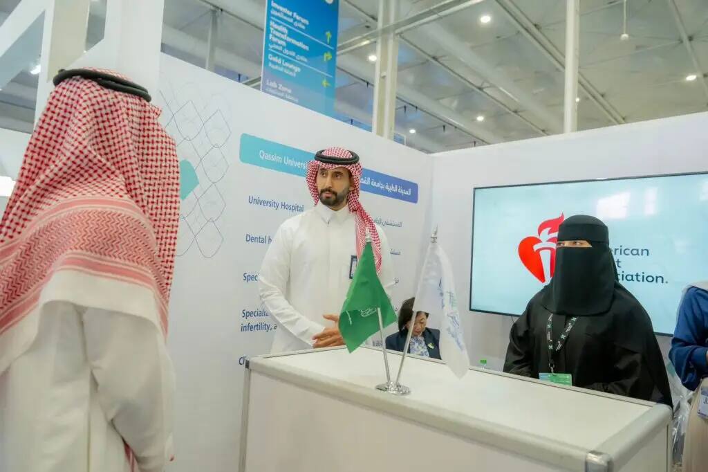 Saudi Arabia's three shadows under the Ghutra, Shemagh, Eqbal and Bashta in front of an exhibition stand of the Medical City in Qassim. Pharmacies with Saudi flags, informational panels about medical studies and research, as well as a special display at the American Heart Association's American Heart Association (AHA), as part of a public event.