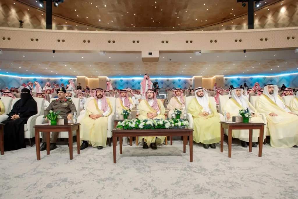 أمير منطقة القصيم، يرافقه مجموعة من الرجال وسيدة الشماغ السعودي والاحتفالات الثقافية، الفعاليات العلمية الدولية للإبل الذي في قاعة الزينة بالزهور. وانضموا بصفة خاصة إلى ولايريكيون وجمهور يرتدي الزي السعودي الأساسي، في المقام الأول حيث احترام المكانة العلمية لجامعة القصيم.
