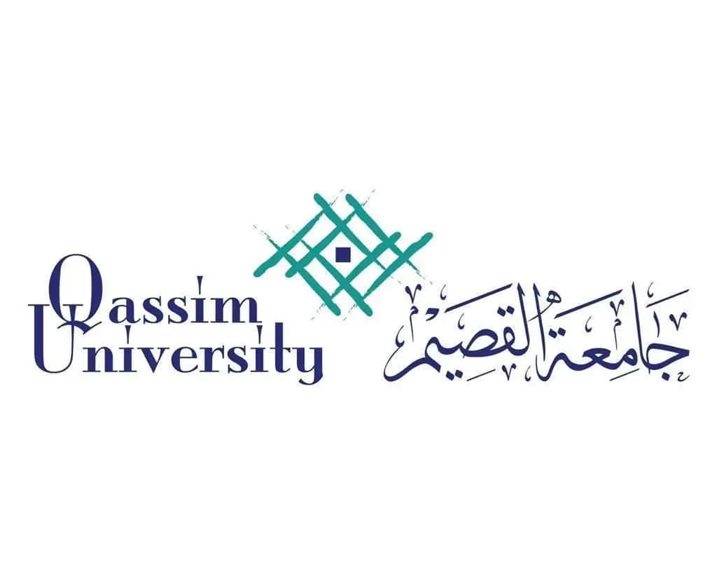 عصر شعار جامعة القصيم اسما مميزا للجامعة، حيث يظهر الاسم باللغة الإنجليزية على الترخيص، وباللغة العربية على اليمين. يتكون من خطوط متقاطعة، ويعكس هذا التصميم روح التميز في برامج الظهور على الدبلوم والدبلوم عن بعد. وتبرز هوية الشعار تحمل شعار الشعار والعلامة التجارية، كما يرمز البشت السعودي إلى الهيبة الرسمية، ويخضع لشعار العلامة التجارية المميزة من الغترة أو الشماغ والعقال السعودي التقليديين.