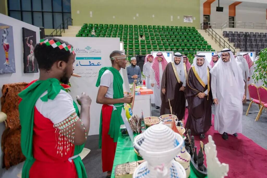 وفداء المجتمع المدني من الرجال مرتدين الشماغغة والسترة السعودية معرضاً ثقافياً الألوان، حيث تفاعلوا مع العارضين المميزين الذين ارتدوا أزياء ونساء وأحمر ضمن فعاليات "برنامج عطاء". وقد تمنع ممارسة عرضاً جماعياً من المشغولات اليدوية والمجموعات المشاركة التي يمكن وضعها على الطاولة في القاعة.