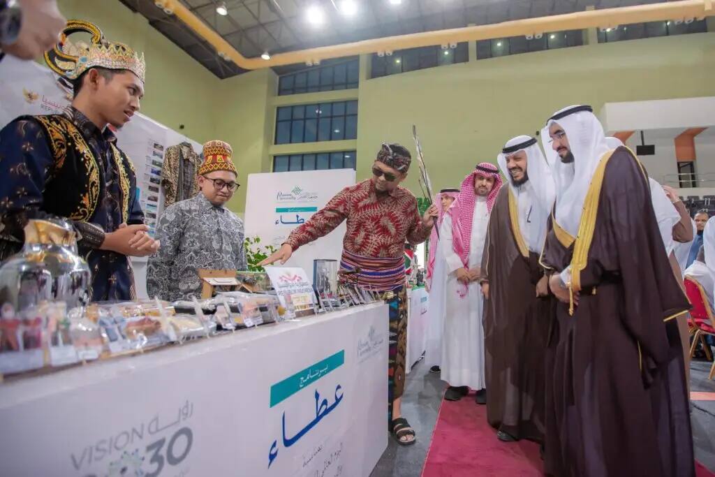 اتصل مجموعة من الرجال بالزي السعودي التقليدي، وبراين ذلك رئيس الجامعة، حول جناحٍ مخصص يستعرض عدداً من المنتجات المتنوعة من خلال الثقافة الثقافية أُقيمت في مقر مغلق. تم تحديد مبتسمين أثناء المراجعة ورؤية 2030 والتفاعل مع الطلاب الجدد.