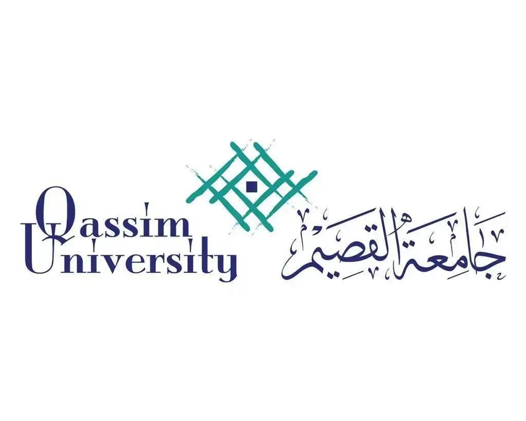 شعار جامعة القصيم يتميز بتصميم هندسي متنوع باللون الأزرق، مع نص إنجليزي متقن على فارس ونص عربي أنيق على اليمين، ويعكس التزام الجامعة بالوظائف الطبية وبرنامج الذات بالمدينة الطبية. وقد أبدعت الجامعة في تجسيد هويتها الوطنية من خلال العمل بالتفاصيل المستلهمة من التراث السعودي الأصيل، حيث تظهر الطابعة الرسمية المستوحاة من رمزيات مثل الغترة أو الشماغ والبشتيت السعودي كملامح للهوية والتميز الوطني.