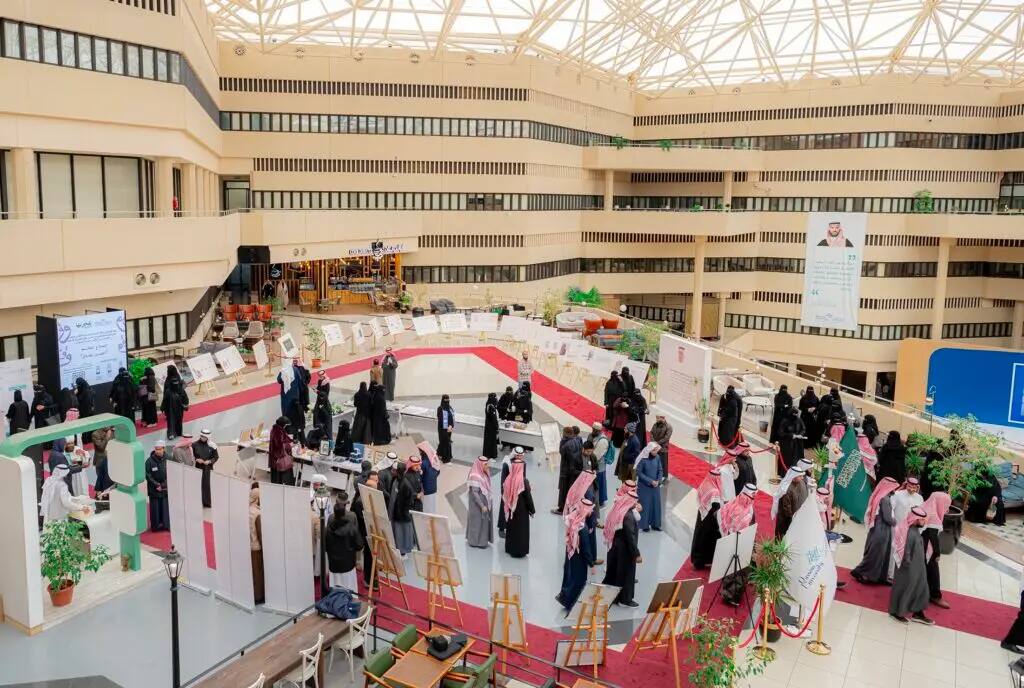 وشهدت جامعة القصيم الفعالية الكبرى أُقيمت في صالة خارجية متعددة المستويات يغمرها الضوء الطبيعي عبر زجاج السقف متقن التصميم، وتحيط بها ذات بيج أنيقة. وقد توافدت عدد كبير من الحضور وهم وهم اللباس العربي التقليدي، حيث كان الكثير منهم يتمرون الشماغ أو الغترة السعودية. تجمع المشاركين حول الأجنحة والطاولات منظَّمة احتفاءً باليوم العالمي للغة العربية، وسط السيدات ت التعبير عن جامعة معترف بها واعتزازها بهذه التميز الثقافي.