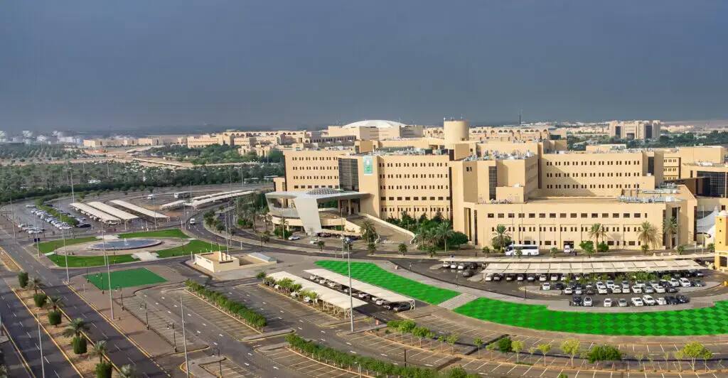 مجمع مستشفى كبير باللون الأبيض، يُشكل جزءًا من المدينة الطبية، ويشتمل على ألف من عدة مبانٍ مُنفصلة مواقف سيارات ومساحات خضراء منسقة، للتعرف على شبكة من الطرق. يقع هذا المجمع وسط بيئة صحراوية تحت السماء يكسوها الغ بعضيوم.