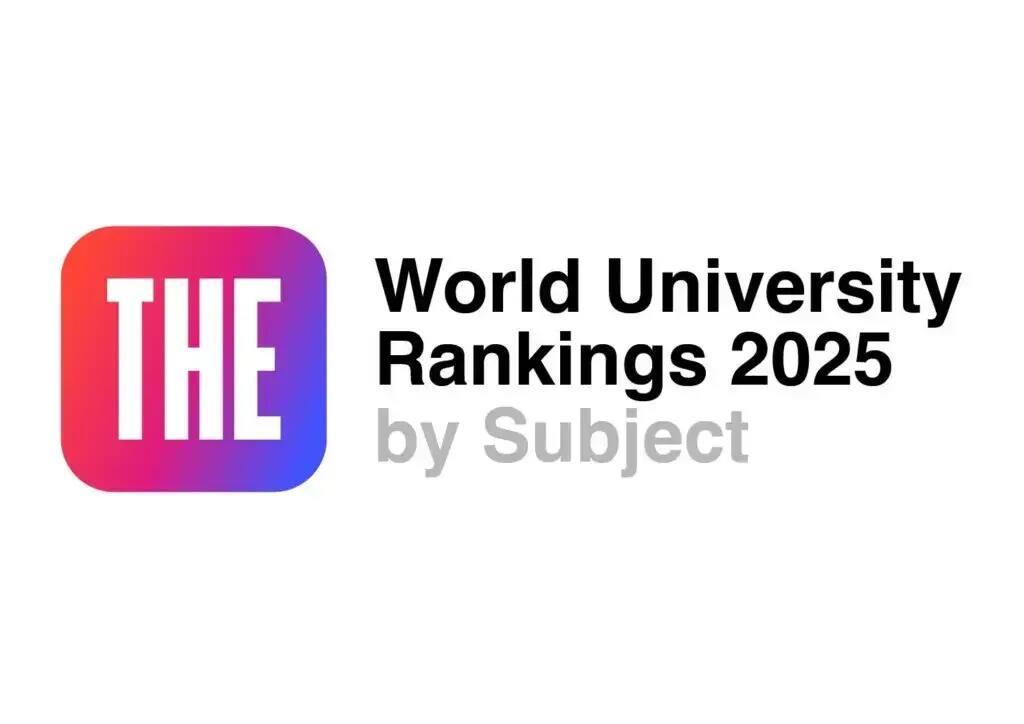 شعار تصنيف التايمز للجامعات العالمية 2025 حسب التخصص (تصنيفات الجامعات العالمية حسب الموضوع)، ويبرز الشعار مربّعًا لسببين واضحين باللون الأبيض العريض على تدرجي من الوردي إلى الأسود، وإلى جانب نصين ورمادي لتوضيح اسم الجامعة والتخصصات. يظهر الشعار في الشعار الرسمي عن هوية جامعة القصيم، مع الاعتزاز بالعادات الوطنية ومن ذلك إبراز الزي الرسمي السعودي، مثل الشماغ أو الغترة السعودية.