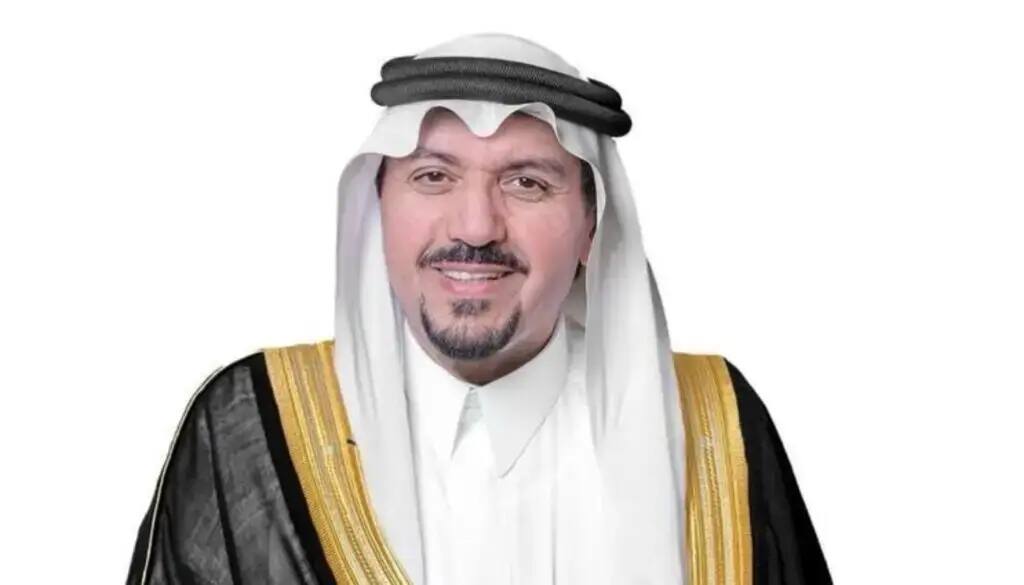 يرتدي رجل ثوباً سعودياً تقليدياً، مع غترة سعودية سوداء مع غطاء أسود، ويضع على كتفيه شتاً أسود مطرزاً بالذهب، وأخيراً مبتسماً أمام خلفية بيضاء ناصعة، وهداف تخريج رسمي في جامعة القصيم برعاية صاحب السمو أمير منطقة القصيم.