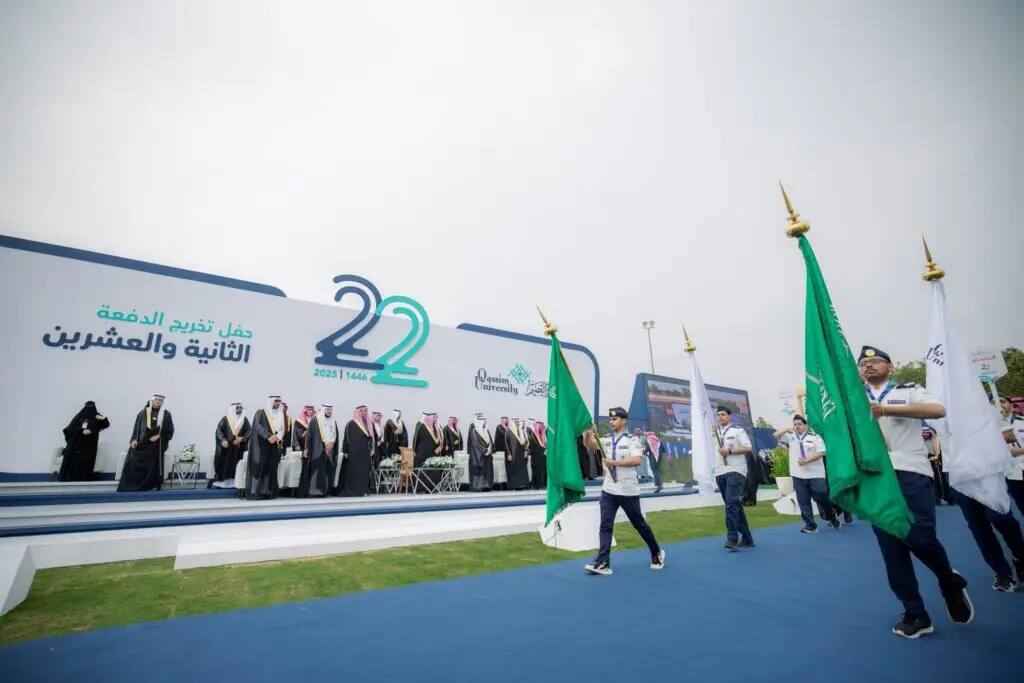 to free themselves outdoors, where officials and graduates plan to gather on the stage for the ceremony. A number of participants in scout uniforms, carrying Saudi and white flags, took part in a parade. The tabletop was adorned with the number "22" and texts in Arabic to celebrate the graduation of a new batch of university students under the patronage of His Highness the Emir of Qassim. It included many dates of the Saudi Shemagh or Saudi Ghutra, including the national and official identity of the ceremony.