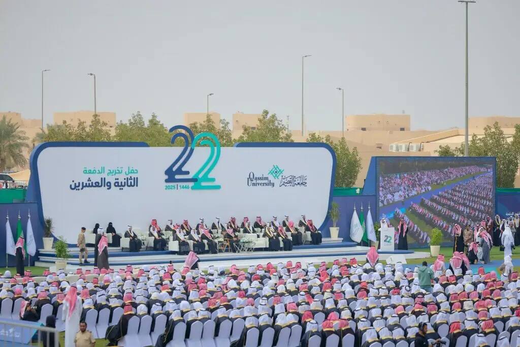 Graduates were seated outdoors in Qassim, where the graduates were seated in a pinkish-white Saudi shemagh or ghutra. A number of band members and the emir of Qassim were also present on the main stage, while the attendance was displayed on a large screen. The platform's books were in Arabic as well as the number 22.