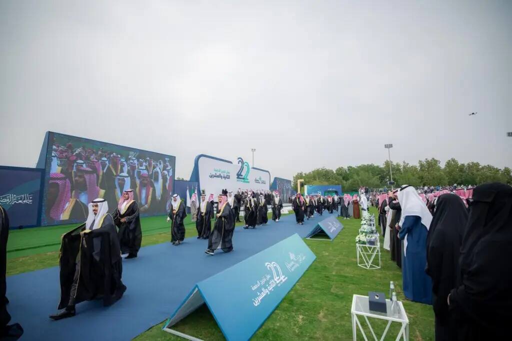 Officially outdoors, the Saudi National Day ceremony includes the Saudi Shemagh or Saudi Ghutra, and university alumni walk the blue carpet. Consider displaying a large backdrop and banners to indicate the final course of Qassim University.