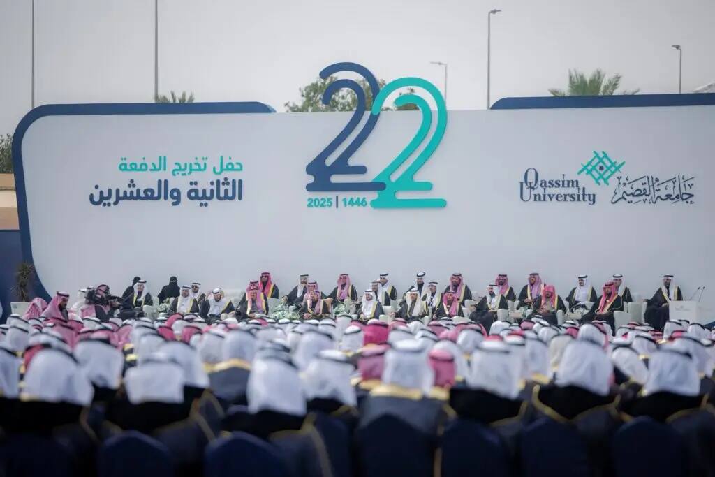 The university is witnessing a large number of the 22nd graduating class, accompanied by His Royal Highness the Emir of Qassim. The graduates wore their official graduation robes along with the traditional Saudi shemagh or ghattarah. The final battle of banners bearing the number 22 was strongly decorated with the graduation of this distinguished batch.