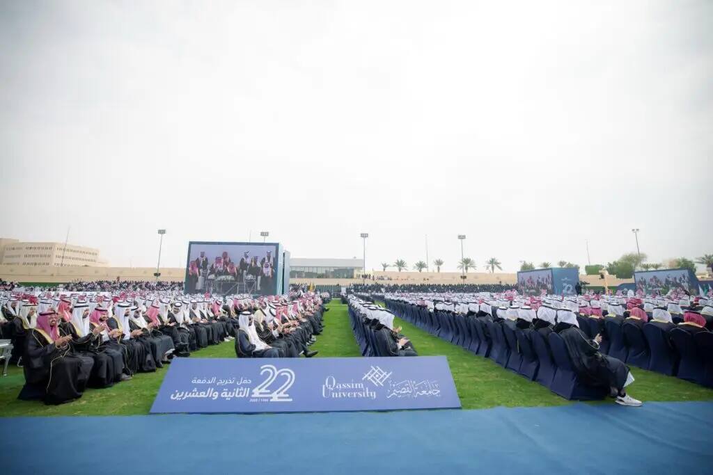 He graduated outdoors in Qassim, where he attended a session in his book, wearing the Saudi Shemagh or Saudi Ghutra. The blue cheese was marked with the number 22 and a text in Arabic. The ceremony, which took place on a large green space, honored the graduates who celebrated their academic achievements.