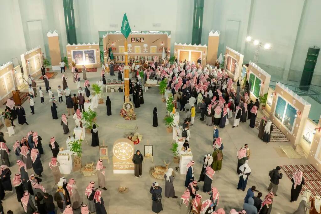 وتضم جمعٌ غفير من الزوار، ومن بينهم العديد من الحضور اللباس السعودي التقليدي كالثوب والشماغ أو الغترة السعودية، فعاليات معرض ثقافي داخلي يضم أجنحة وعروضاً متنوعة احتفاءً بيوم وتضمن. ولاكن يبرز علم المملكة العربية السعودية ولافتات زينة تحمل رموز موجودة في كل مكان تلييق بمكانة الحدث في جامعة القصيم.