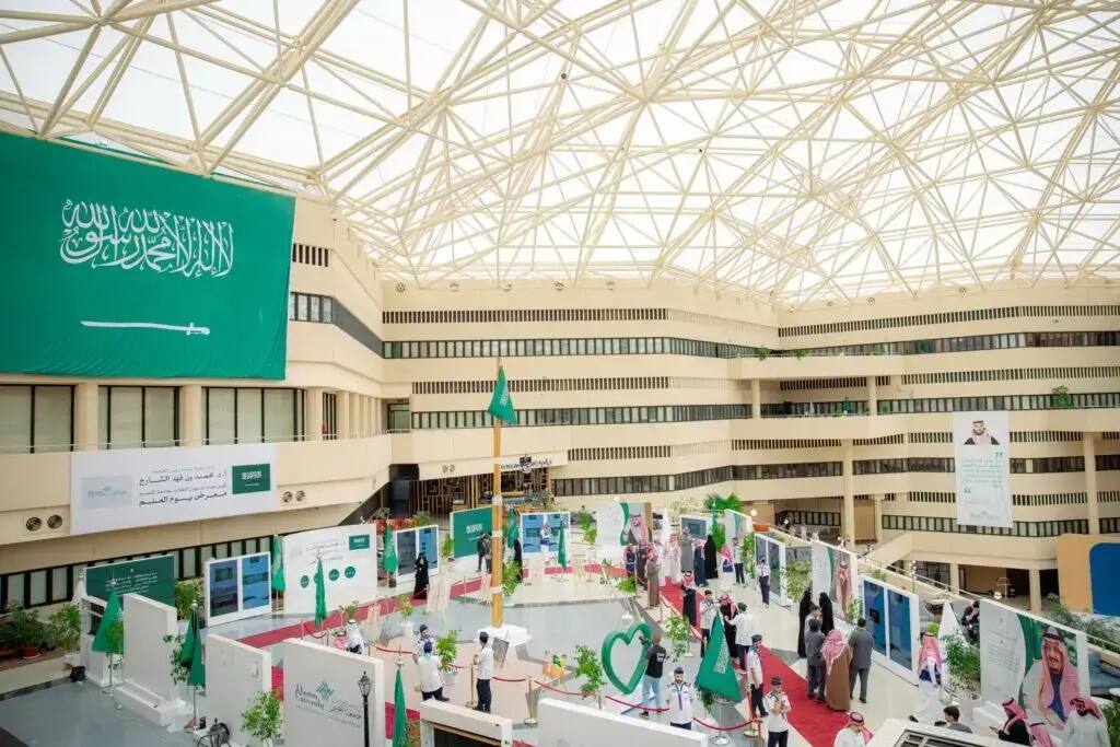 تضم بهوٌ واسع في جامعة القصيم تجهيزات خاصة احتفاءً باليوم الوطني السعودي ويوم العلم، حيث يتوسطه علم سعودي كبير، وتنتشر أجنحة تعريفية متنوعة. كما زار البهو عدد من الضيوف والطلبة وهم يحتفلون الوطني الوطني مثل الشماغ والتر السعودية. وتضفي الزخرفة على الطابعة باللون الأخضر طابعًا مميزًا تحت سقف زجاجي بتصميم هندسي.