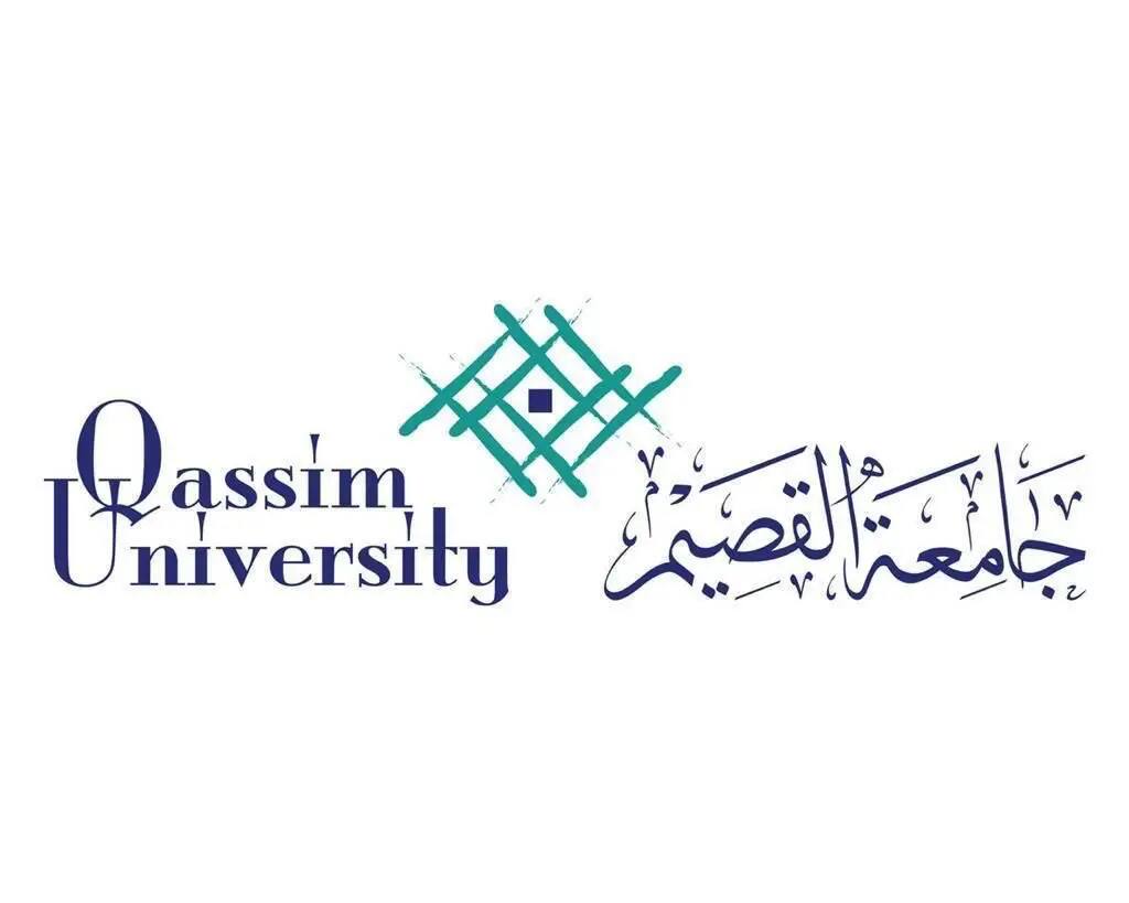 شعار جامعة القصيم يتوسطه تصميم هندسي معبرين باللون الأزرق والسماوي، يرمز إلى الجامعة وفرص العمل الأكاديمي إنجازة الدكتوراه. يظهر على الجانب الأيسر من الشعار الإنجليزي، بينما يتواجد الشعار العربي على الجانب الأيمن. يعكس التصميم الرسمي هوية الجامعة والتزامها خياراً مختلفاً مختلفاً في بيئة مجتمع تطبع راعي السعودية، متضمناً الشماغ أو الغترة السعودية.