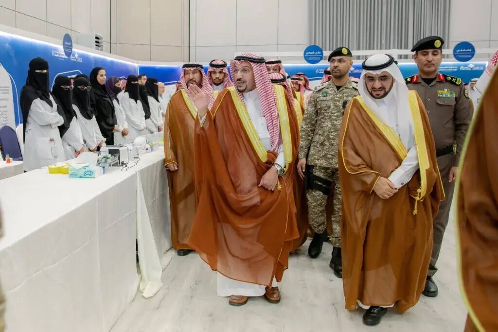 خلال المعركة الشاملة التي نظمتها جامعة القصيم، مر صاحب السمو أمير منطقة القصيم مرتدياً البشت السعودي والغترة والعقال، بجانب عدد من النساء القادمات ارتدين المعاطف الطبية المقنعة، وذلك بفضل عدد من الضباط والشرطة العسكرية. وقد يوجد في الموقع جداول متنوعة مستلزمات التوعية الصحية والجمعية الرائدة هناك.