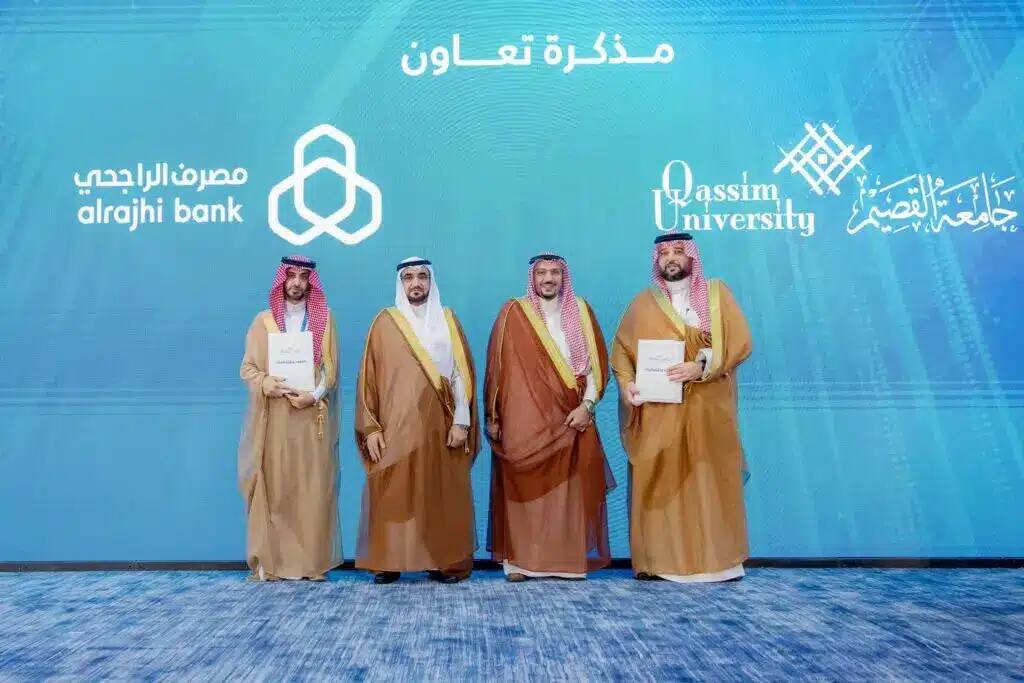 اتصل بأربعة رجال اضن زياً سعودياً رسمياً يشمل الغترة أو لجنة الشماغ والعقال، ويرتدي الفرق البشت السعودي، وذلك وذلك على منصة أمام خلفية زرقاء تحمل شعاري مصرف الراجحي وجامعة القصيم مع نصوص عربية. وأشار ذلك ضمن فعاليات الحملة الجامعة الشاملة التي أُقيمت بحضور سمو أمير منطقة القصيم بمحافظة النبهانية.