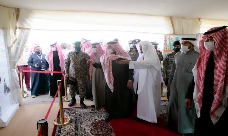 Inside one of the tents at the Rabi' Buraidah Spring Festival, Her Highness the Princess of Qassim Region joined a group of men, dressed in the Saudi dress with shemagh, aqal and bisht. This came during the period of the Qassim University pavilion. Most of them were wearing masks for safety.
