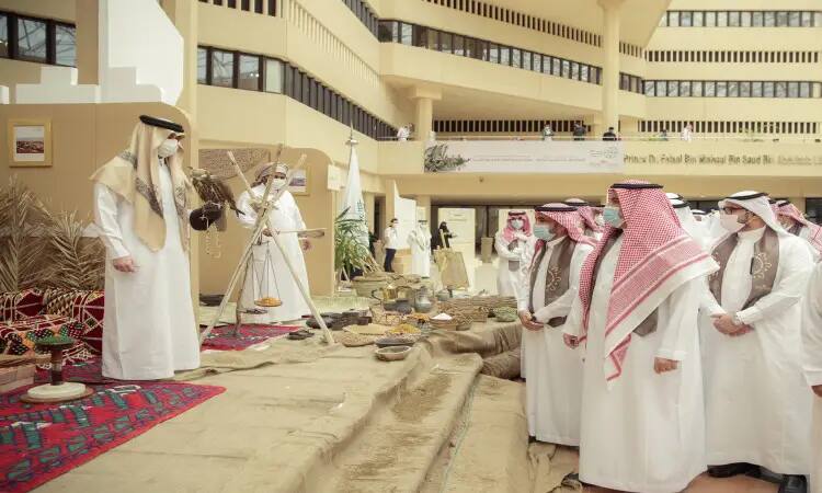 جمع عدد كبير من رجال مرتدين الغترة أو الشماغ السعودي مع العقال والبشت السعودي في معرض تاريخ الدولة السعودية في القصيم، حيث اطلعوا على العرض الثقافي الذي يضم قطعا المساهمةية والمنسوجات والأطعمة التقليدية، وذلك مقدمة بالثوب الأبيض إلى جانب جناح المعرض، وذلك ضمن فعاليات يوم التأسيس.