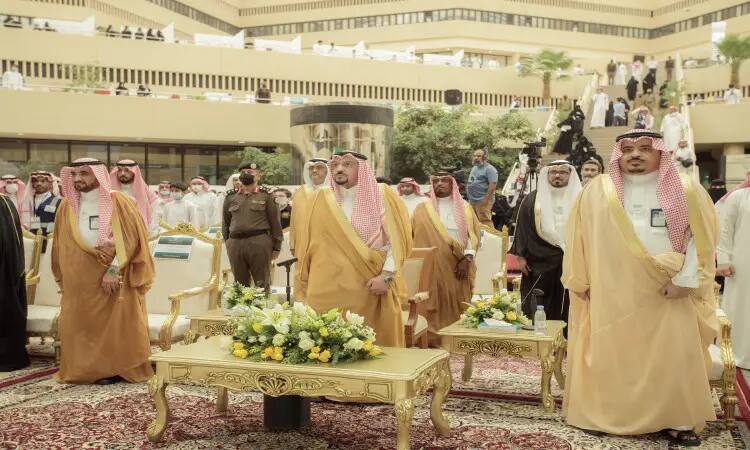 الاتصال جمع من الرجال مرتدين الغترة أو الشماغ والعقال، ويعلو داخل التعاون البشت الرسمي السعودي، قاعة فاخرة تزينها مقاعد خشبية وتنسيقات زهور وسجادة حمراء، وذلك من خلال "معرض مبتكر" الذي تقيمه جامعة القصيم؛ حيث يجتمع الطلاب المبدعون والضيوف الحدث، ومن بينهم عدد من الشخصيات بزيهم العسكري الرسمي، في عاصمة الثقة مكانة الجامعة ومكانة الهدف.