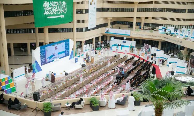 شهدت جامعة القصيم فعالية كبيرة في قاعة مخصصة، حيث حضروا جلسة في صفوف منظمة مرتدين الشماغ السعودي والغترة والعقال بالإضافة إلى البشت السعودي بما في ذلك روح الأصالة والتراث الوطني. افتتحت التوقيع بوجود منصة رئيسية لحضور من الكشف عن كلماتهم وسط الحضور الرسمي، وبجانبها الرقمي الأصلي لأعرض الأحداث المعرضة. زينت القاعة رايات المملكة العربية السعودية وشعارات الجامعة، كما ازدنتها بنباتات طبيعية على عدة نباتات ل لعل طابعها القديم والرقي. أُقيم "معرض مبتكر" بحضور صاحب السمو أمير منطقة القصيم، ما عبارة عن مكانة الجامعة لدورها الريادي في رعاية المبدعين بالكامل داخل بيئة مرموقة العلمية.