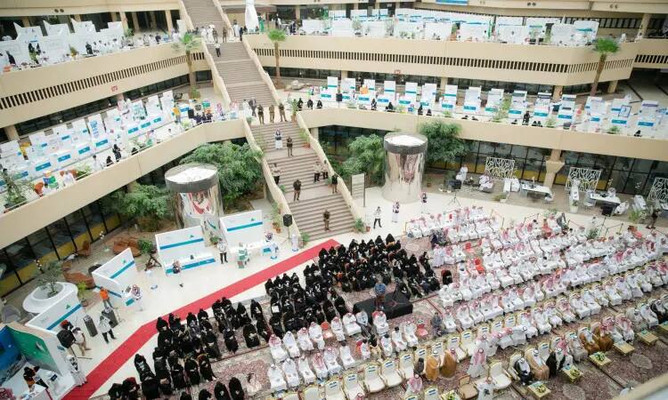 يقام الفعالية الكبيرة في جامعة القصيم، حيث يجلس بأردية من النساء بأكمام طويلة ويثياب أبيض مع أوم الغترة أو الشماغ والعقال والبشت السعودي، مصطفين في صفوف أمام المنصة الرئيسية. يحتضن عدة مستويات من أركان المعرض المبدع وييزدان بالنباتات والمساحات الخضراء والتجمعات الداخلية، فيما يتشرف المكان برفقة صاحب السمو أمير منطقة القصيم والنظمين.