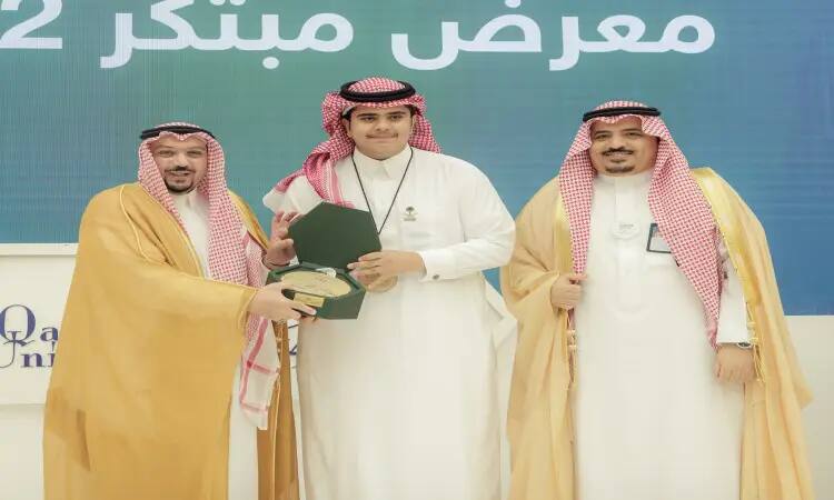 كل ثلاثة رجال لفت الزي السعودي الرسمي، شاملاً الغترة أو الشماغ مع العقال والبشت السعودي، جنباً إلى جنب في توزيع جوائز معرض المبدع 2022؛ يقوم بالضغط على الرجل الكويتي المربع المفتوح بينما يبتسم الآخران. تأليف في كتابات عربية بارزة من ضمنها "جامعة القصيم".