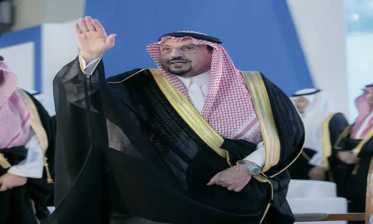 خلال تحرير في جامعة القصيم، رجل الاتصال مرتدياً بشتاً سعودياً أسود مطرزاً بالذهب، مع شماغ سعودي أحمر وقال تقليدي، ويرفع اليد بتحيية السيدات بين جمع من الحضور الذين يلتزمون بملابس احترام الهوية الوطنية.