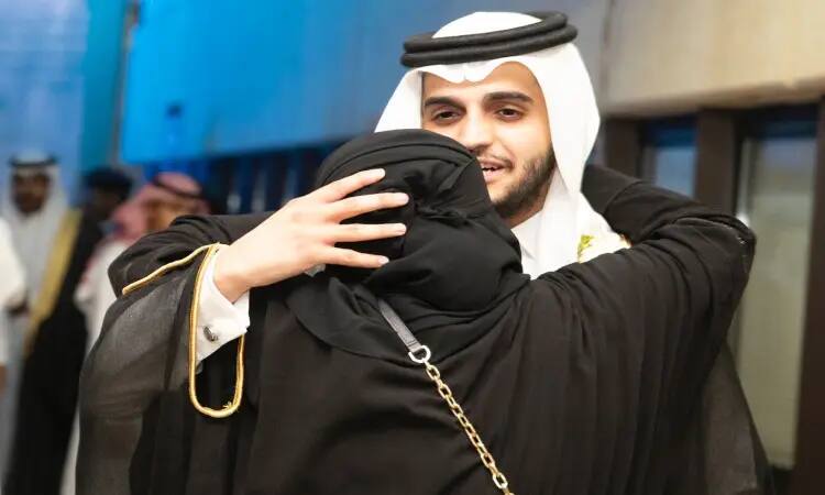 في مشهد المشهد خلال تخرج الدفعة التاسعة والتسعين في جامعة القصيم، قام أحد الرجال مرتدياً البشت السعودي مع الشماغ والعقال، بمعانقة سيدة ترتدي العباءة السوداء والجاب، ووصلت إلى واحدة من الأمهات الكريمات، وذلك خلال لقاء امتزجت فيه مشاعر الفرح والفخر. ونظرا لعدد من الحاضرين وظهورهم رسمياً يعتبرون ذلك السعيدة.