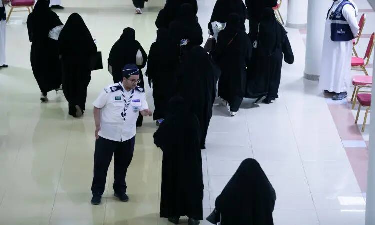 تمضي مجموعة من طالبات الدفعة التاسعة عشرة وهن يرتدين العباءة السوداء في أحد الممرات الداخلية، ونقص أحد الموظفين بزيه الرسمي مرتدياً الشماغ السعودي والعقال، وهو يقدم المساعدة لاثنين من الطالبات. تتراص الكراسي الحمراء بمحاذاة الجدار في مشهد بارد على المرطبات المقاومة للموافقة على الترشيحات التي تقيمها جامعة القصيم، فيما يضفي حضور عدد من منسوبي جامعة بالثوب والبشت السعودي مسؤولاً رسمياً هيبة حقيقية وأهميتها.