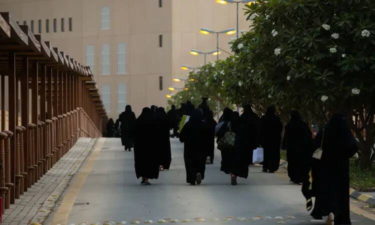 بكل بساطة: أتمنى أن يدرسوا الدفعة التاسعة عشرة من جامعة القصيم على الطريق المرصوف الذي تحفه الأعمال الفنية والمباني في أوضح النهار، قمت بكتابة الهدايا لمراسم الطلاب. وقد ارتدت بعض الطالبات الغترة السعودية أو الشماغ بصورة جميلة، وتوشحن بالعقال والبشت السعودي ليضفن طابعاً أصيلاً تخصيصاً لهذا اليوم الجامعي المتميز ضمن حضرة احترامة الحب والاحتفاء بهذا الإنجاز الأكاديمي.