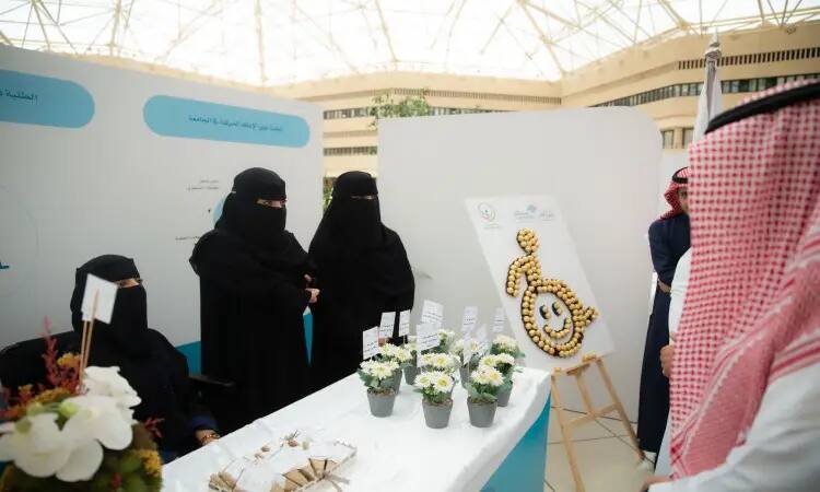 At an indoor event set up by the Deanship of Student Affairs, a group of students in black suits and niqabs stood behind a table adorned with flower subscriptions, representatives of the Ruwwad Facebook program. There, an attendee dressed in a Saudi thobe and bisht with shemagh and headband stood admiring a trendy poster, the stamp of the program.