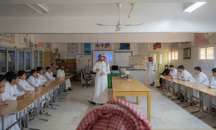 Contact someone wearing the official Saudi uniform, including the Ghattara or Shemagh and Eqbal, as well as the Saudi Bisht, in the observation hall inside Qassim University. He conducts meaningful cultural sessions for female students, an academic environment with informative posters such as the location of the Earth in the main table. This educational environment promotes awareness and knowledge among students.