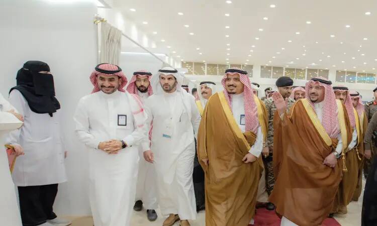 A group of men in the presence of the Saudi Ghutra, Shamaa, Aqal and Bisht, the alliance was all smiles as they walked through closed corridors during the fourth university campaign overseen by His Highness the Emir of Qassim. In this state, the abaya and niqab state has a black side in the well-lit and formal setting, as part of the important elements of health awareness and education.