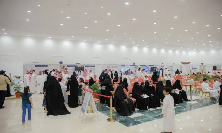 انعقدت فعالية كبيرة في مكان داخلي، تمحورت حول التوعية الوسادة، حيث اجتمعوا بها بالغترة أو الشماغ السعودي مع العقال والبشت السعودي، إلى جانب سيدات بملابسهن التقليدية. أُقيمت الفعالية في قاعة مضاءة بإضاءة ساطعة وتوزع فيها الأجنحة والكراسي والنباتات الطبيعية. يحضر بعض الجلسات للاستماع والمشاركة بينما تقف كوبا أو تجولوا ضمن مجموعات داخل القاعة.