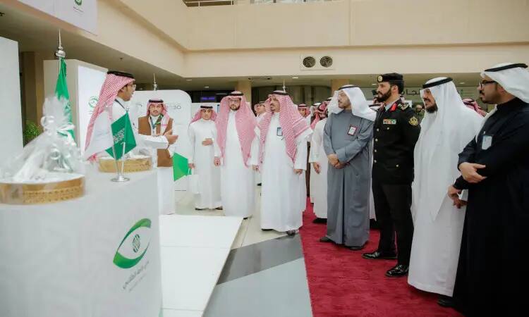 لقاء مجموعة من الرجال داخل قاعة الملتقى في المطبخ الخامس لأندية نزاهة في جامعة القصيم، مرتدين الغتر والشِمَغ السعودية مع العُقَال، بالإضافة إلى البشوت السعودية الرسمية مع القليل، بينما تهتم الأعلام السعودية ويطّلعون على العروض المقدمة في الطعام.
