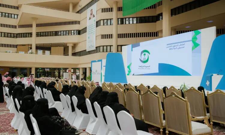 تجمّعت مجموعة كبيرة من القادمين وقد ارتدت الحجاب باللون الأسود في القاعة ونظرت إلى تصميم معماري حديث وسقوف عالية، وهن يجلسن في قاعة المشاهير تتوسطها شاشة رئيسية ويظهر عليها شعار الميزان الإسلامي (Cida) خلال الملتقى المطبخ الذي نظمته أندية نزاهة في القصيم. وعليه حضور عدد من المشاركين والضيوف الذين ارتدوا الغترة أو الشماغ والعقال والبشت السعودي، بما في ذلك الطابع الرسمي والموروث الثقافي للمناسبة.