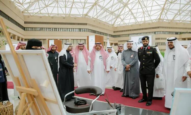 مجموعة من الرجال الغترة أو الشماغ والعقال، كما تتجمع البشت السعودي الرسمي، اتصل بهم في قاعة الملابس خلال الملتقى المطبخ، متأملين وتنجز الأعمال على الحوامل. ويبرز الطبني الحديث للمكان من خلال لوحة الزجاجي والسجادة الحمراء، مما يعكس المضادة الحيوية التي تميز نشاطات أندية نزاهة في القصيم.