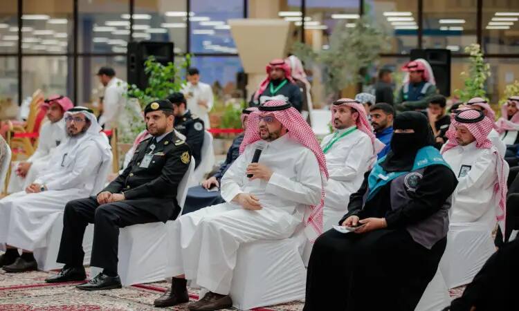 ويظهر في الصورة عدد من الرجال يجلسون في قاعة مغلقة خلال الملتقى المنزلي في جامعة القصيم. وحضر بعض الزي السعودي التقليدي، حيث ظهر الرجال أو الشماغوق والبشت السعودي، عندما طالبوا زياً رسمياً الموحدين. غالباً ما يحضر أحد، مرتدياً الثوب الأبيض، حيث يستمتع أعضاء أندية نزاهة بانتباه واهتمام. وزين المكان الأخضر تضفي على الجسم طابعاً مميزاً ورسمياً.